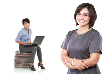 Obraz premium mature business women standing with her secretary behind holding