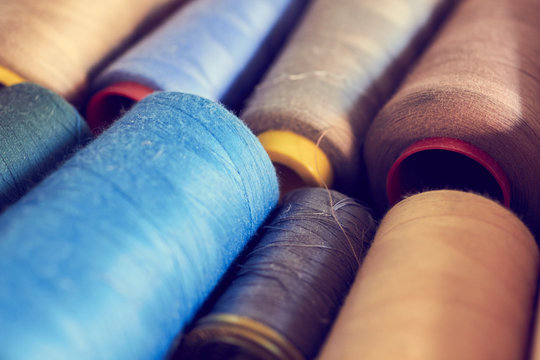 Rocchetti di filo colorato per cucire