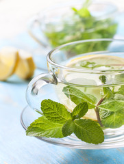 tea with fresh mint and lemon