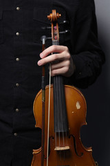 playing the violin close-up