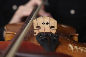 playing the violin close-up