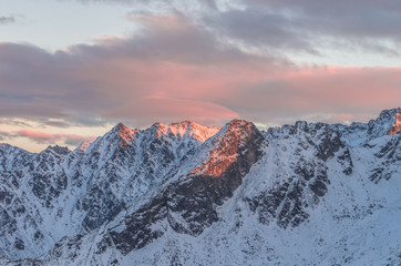 Fototapety  Grzbiet Orla Perć (Orła Ścieżka) w Tatrach, Polska, podczas zachodu słońca