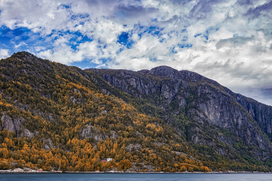 Berge in Norwegen im Herbst 