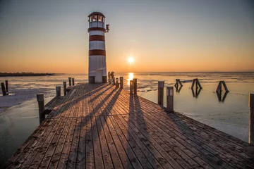 Plaid avec motif Phare Passerelle en bois avec phare en hiver devant un lac gelé au coucher du soleil