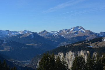 Fototapeta premium Montagnes s'imposant face à l'homme
