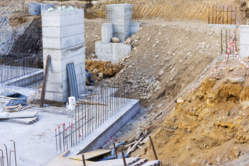 Assemblaggio  di carpenteria metallica per muro in cemento armato 