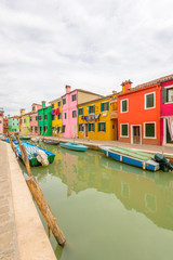 Obraz na płótnie Canvas Colorful apartment building in Burano, Venice, Italy.