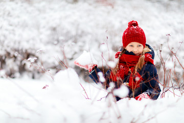 Fototapeta premium Little girl outdoors on winter