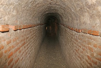 Backsteintunnel eines unterirdischen Geheimgangs