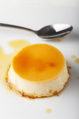 Flan ein Karamelpudding auf einem weißen Teller