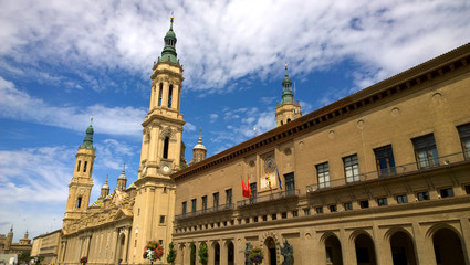 Fototapeta na wymiar City center of Zaragoza with the Cathedral of Our Lady of the Pillar