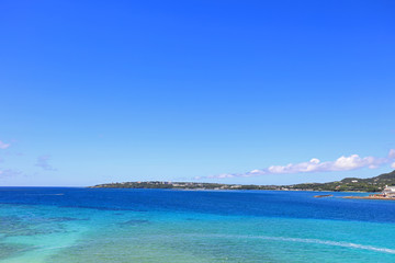Fototapeta premium 南国沖縄の綺麗な珊瑚の海と夏空