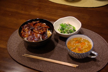 家で食べる手づくりの丼 自炊 うちごはん 手料理 一人暮らし
Home cooked meal