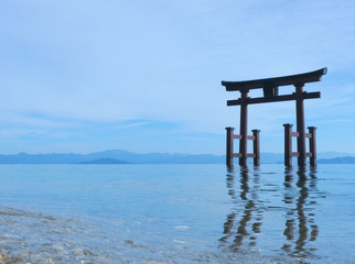 琵琶湖に浮かぶ鳥居