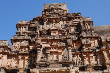 Фасад храма с каменными статуями 