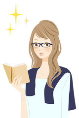 読書中の女性　笑顔