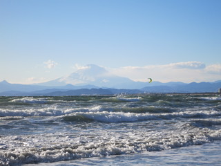 江の島片瀬海岸西浜から望む海岸線と富士山