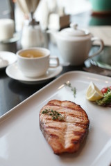 Стейк с лососем и чай на столе