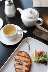 Стейк с лососем и чай на столе