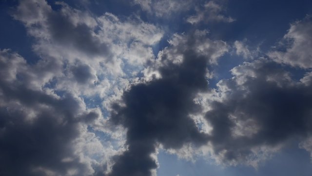 4Kの太陽と雲、右から左へ流れていき光が雲から溢れる動画です