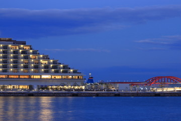 メリケンパークから見る神戸みなと温泉