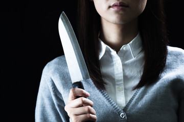 包丁を持つ女性　狂気