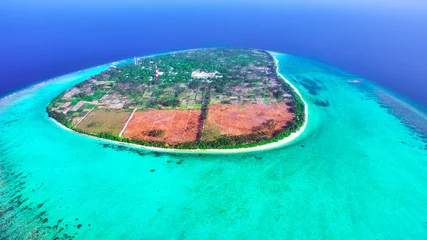 Zelfklevend Fotobehang Beautiful tropical island from above. Maldives, whole island Tho © BRIAN_KINNEY