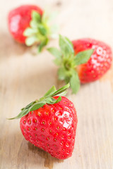 Frische Erdbeeren liegen auf einem Holzbrett