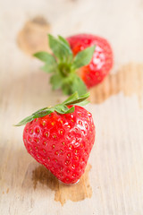 Frische Erdbeeren liegen auf einem Holzbrett