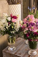 Fototapeta na wymiar Bouquet de flores en jarrones de cristal.