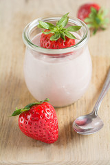 Erdbeerjoghurt mit frischen Erdbeeren