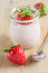 Erdbeerjoghurt mit frischen Erdbeeren