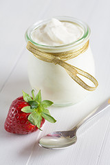 Joghurt mit frischen Erdbeeren in einem Glas