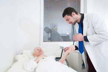 Obraz premium doctor and patient