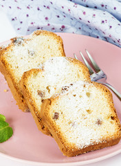 Cake with raisins