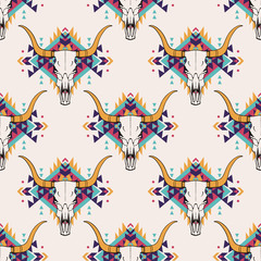 Vector tribal naadloze patroon met stier schedel en decoratieve etnische sieraad. Boho-stijl. Amerikaanse Indiase motieven.