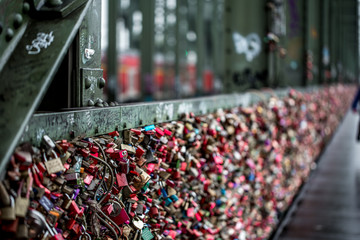Liebesschlösser an der Hohenzollernbrücke in Köln