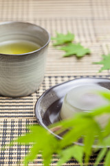 水ようかんともみじの葉