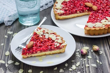 Foto op Plexiglas Homemade pink praline tart, almond tart. © iuliia_n