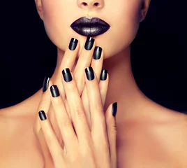 Fototapeten Schönes Mädchen, das schwarze Manikürenägel zeigt. Make-up und Kosmetik © Sofia Zhuravetc