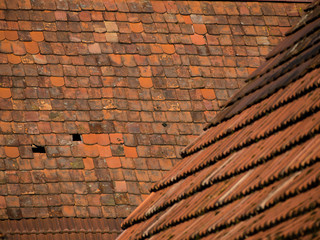 Altes marodes Ziegeldach