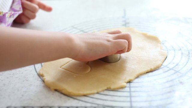 子供がクッキーを作る工程