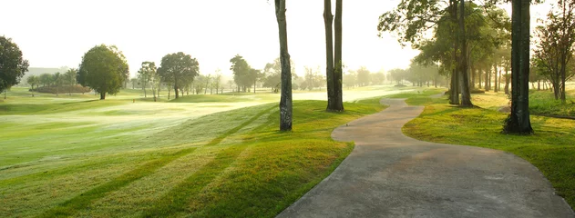Fotobehang Golf prachtige golfbaan bij de zonsondergang, zonsopgang.