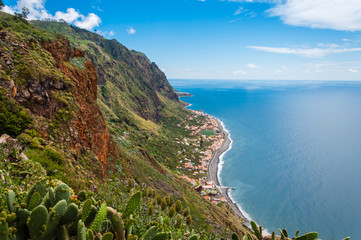 Steilküste von Madeira mit Küstenstädtchen; Madeira; Portugal 