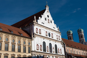 Fototapeta na wymiar sunlight shining on historic building in Munich
