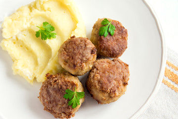 meatballs with mashed potatoes