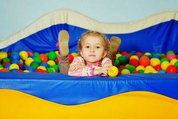 Obraz premium girl playing in ball pool