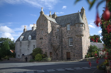 Fototapeta na wymiar Scottish baronial style Fordyce Castle - Festung mitten im Dorf