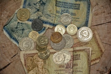 alte Dinar Banknoten und Münzen aus Jugoslawien