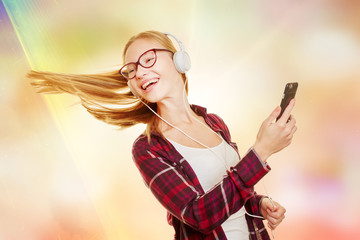 Teenager tanzt mit Smartphone zur Musik